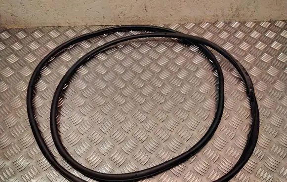 BMW X6 F16 Rear door rubber seal (on body) 