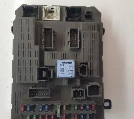 Citroen C5 Fuse module 9637466180
