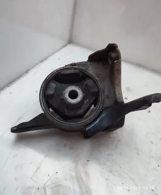 Hyundai Elantra Engine mount bracket