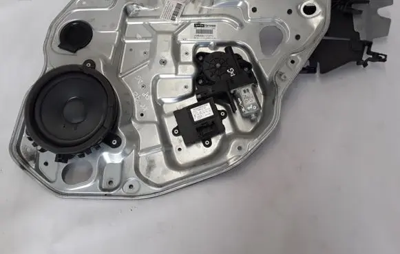 Rear window lifting mechanism without motor