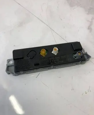 Audi A5 8T 8F Antenna control unit 8T0035225