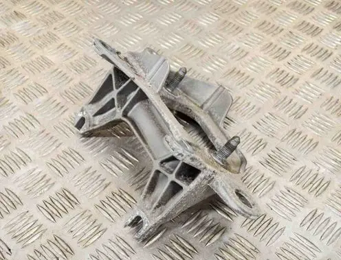 Nissan Qashqai Engine mounting bracket