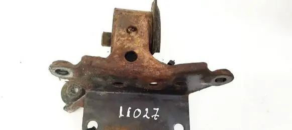 Nissan X-Trail T30 Engine mount bracket 