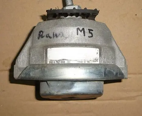 BMW 5 E60 E61 Engine mount bracket 6762608
