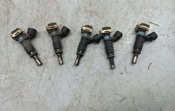 Volkswagen Jetta VI Fuel injector 07K906031C