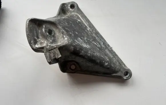 BMW 5 E60 E61 Engine mounting bracket 6769153