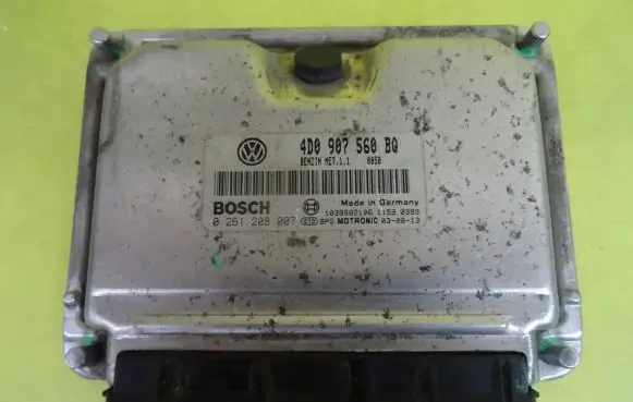 Volkswagen Touareg I Engine control unit/module 4D0907560BQ 0261208007