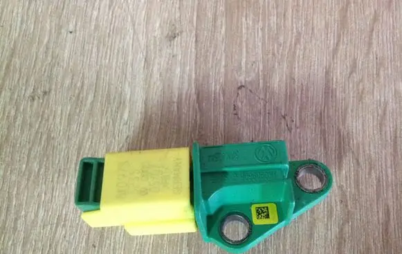 Volkswagen Golf V Airbag deployment crash/impact sensor 1K0909606C