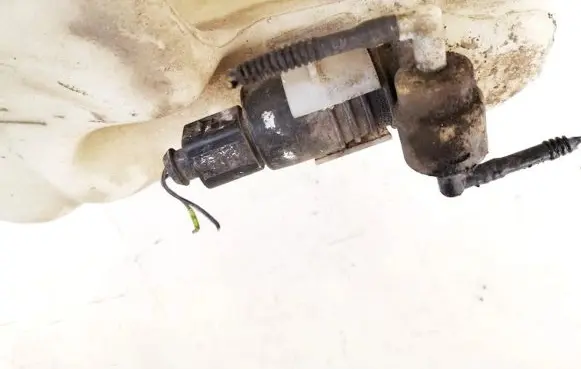 Volkswagen PASSAT B5.5 Windscreen/windshield washer pump