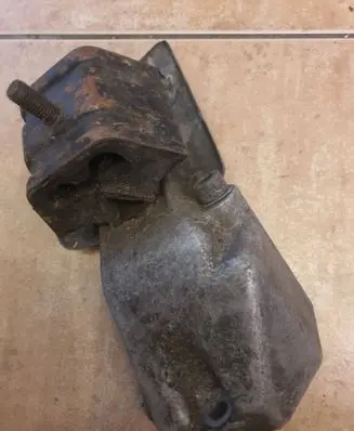 Engine mounting bracket