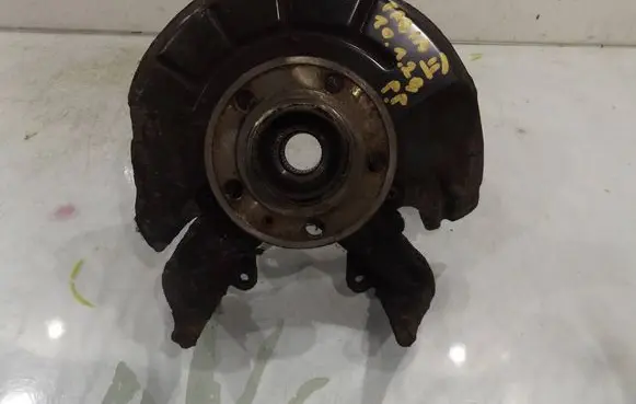 Skoda Fabia Mk2 (5J) Front wheel hub spindle knuckle
