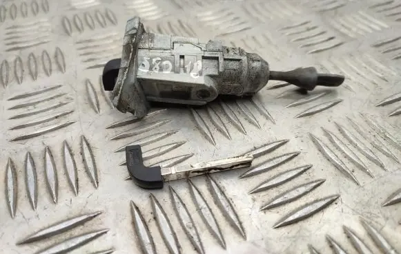 Volkswagen PASSAT B8 Front door lock (next to the handle) 