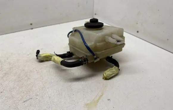 Toyota Auris E180 Brake fluid reservoir