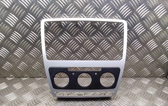 Radio/GPS head unit trim