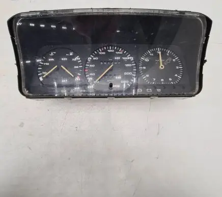 Volkswagen PASSAT B3 Speedometer (instrument cluster) 81117621