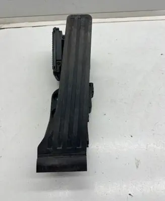 Mercedes-Benz C W205 Accelerator throttle pedal A2223002300 A2C73660912 161620063