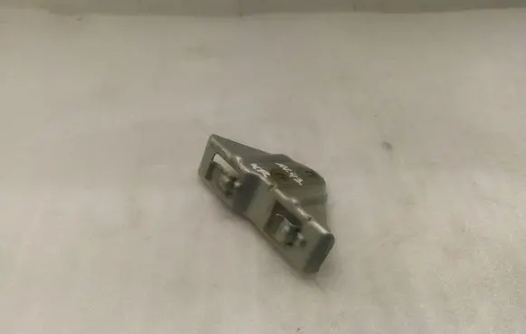 Headlight/headlamp mounting bracket
