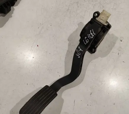 Accelerator throttle pedal