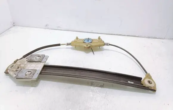 Rear window lifting mechanism without motor