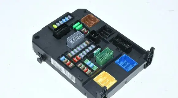 Peugeot 308 Fuse module 9806687880