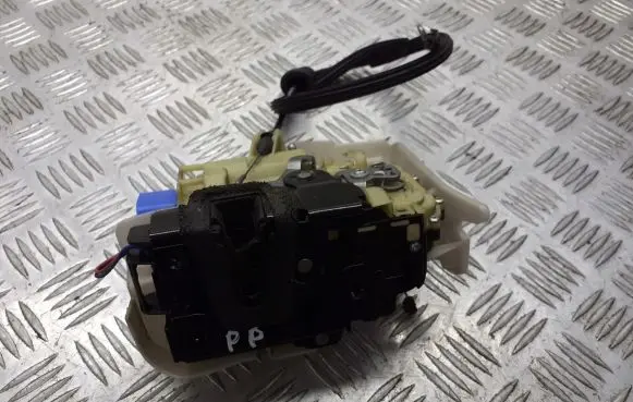 Volkswagen Polo IV 9N3 Front door lock 3B1837016CC