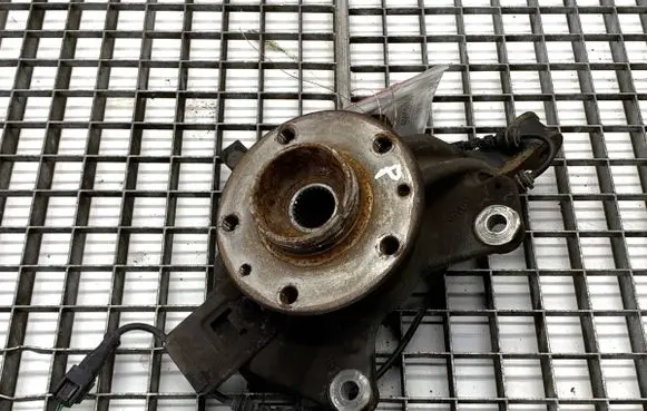 Front wheel hub spindle knuckle