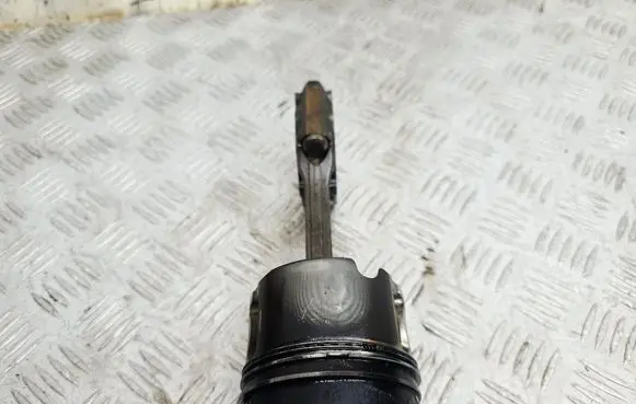 Opel Astra H Piston with connecting rod P885