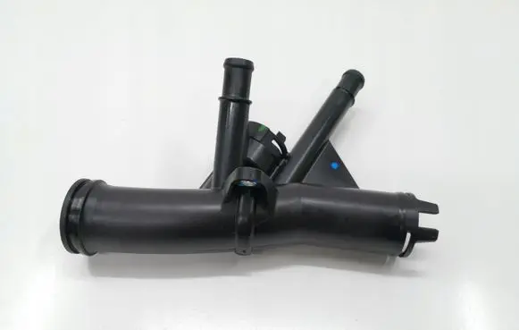 Volkswagen Golf VII Engine coolant pipe/hose 04L121071E