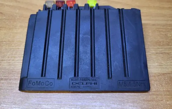Volvo XC70 Fuse box cover 6G9T14A076MA K067X