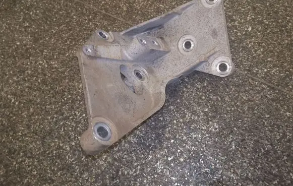 Engine mounting bracket
