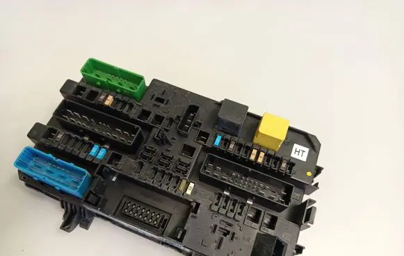 Opel Zafira B Fuse module 5DK00866933 13222173