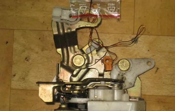 Mitsubishi Lancer Rear door lock