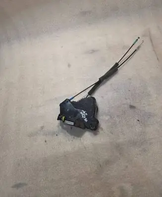 Toyota Corolla Verso E121 Front door lock 