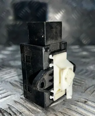 Volkswagen Touran I Seat heating relay 7L0959772 14504