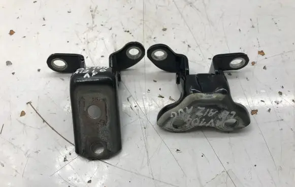 Toyota Avensis T270 Rear door hinge set 687500H010 687700H010