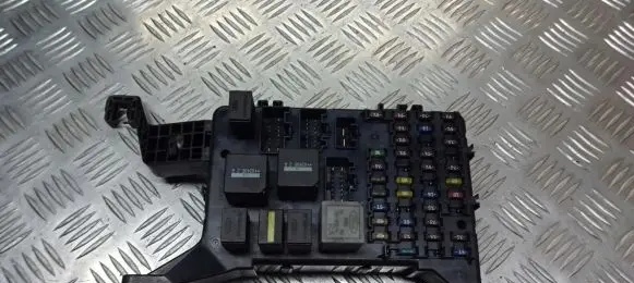 Ford Mondeo Mk III Fuse box cover 1S7T-14A073-AF