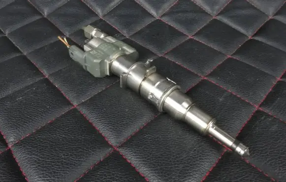 BMW 3 E90 E91 Fuel injector 7589048