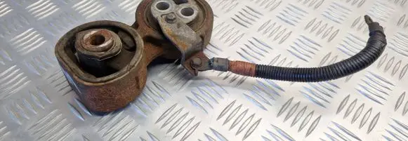 Honda FR-V Engine mount bracket
