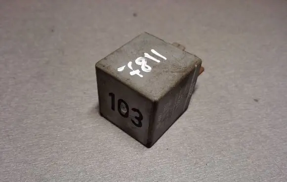 Volkswagen PASSAT B5 Other relay 357911253 50237003