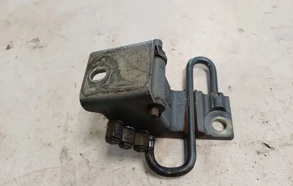 Volkswagen Touareg I Front door lower hinge 7L0831412
