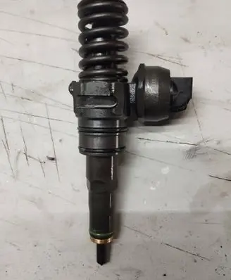 Volkswagen PASSAT B6 Fuel injector 038130073AG