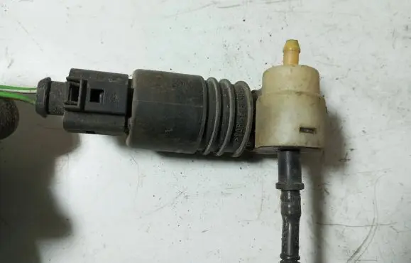 Volkswagen Golf IV Windscreen/windshield washer pump