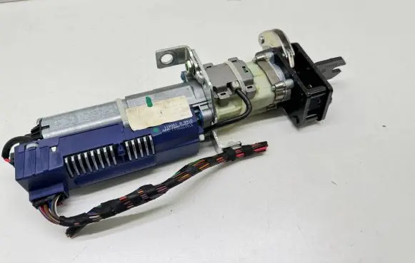 Volkswagen PASSAT B7 Tailgate hydraulic pump motor 3C9827384J 150411