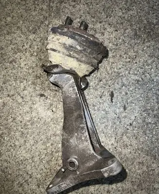 BMW 5 E34 Engine mounting bracket 1136614