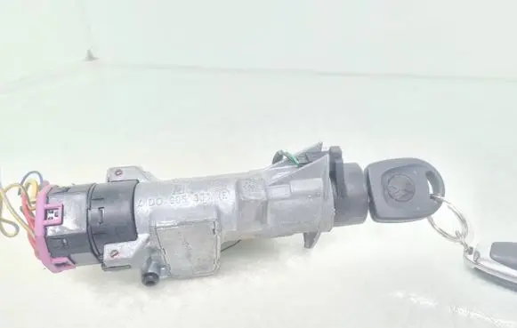 Volkswagen PASSAT B5 Ignition lock 4D0905851E