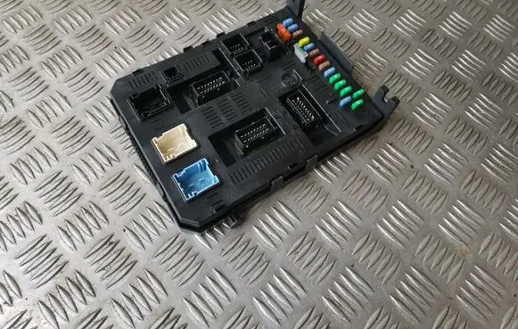 Peugeot 607 Fuse module 9660105680 21676031 28113342