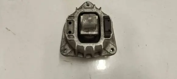 BMW 6 F12 F13 Engine mount bracket 6777371 686235