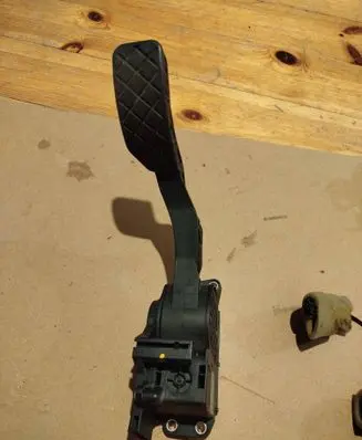 Accelerator throttle pedal