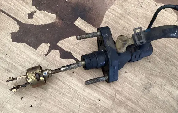 Toyota Avensis T250 Clutch slave cylinder 097033L1