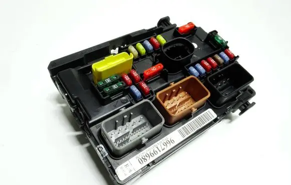 Peugeot 207 Fuse module 9667199680